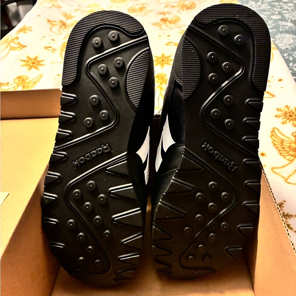 NWT Ladies Reebok Classic Black and White Ultra Flash Running Shoes (8) - Picture 2 of 5